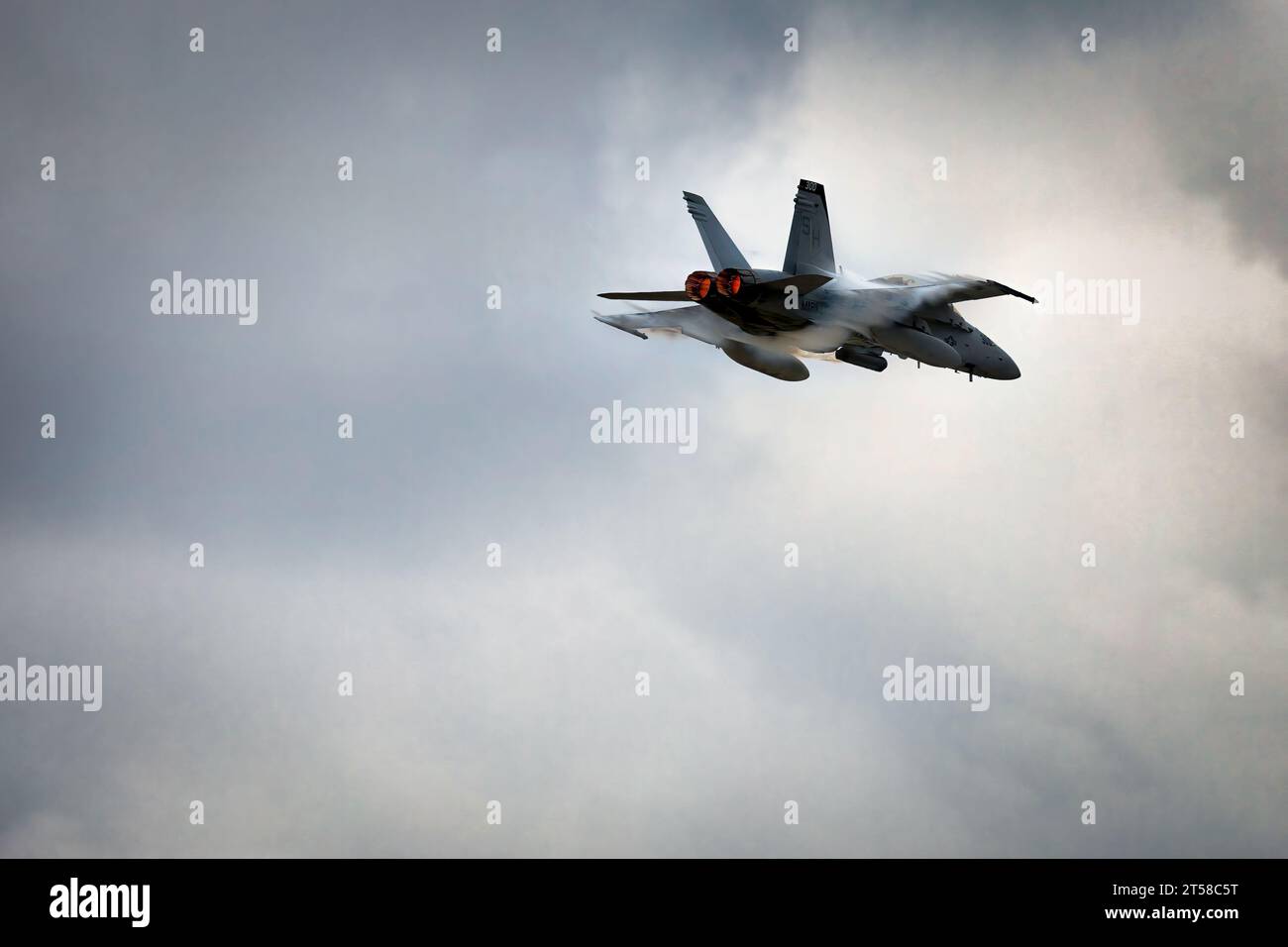 Vapor bricht um eine F-18 Hornet, Teil der Marine Air Ground Task Force (MAGTF) Demonstration auf der amerikanischen Airshow 2023 in Miramar, Kalifornien. Stockfoto
