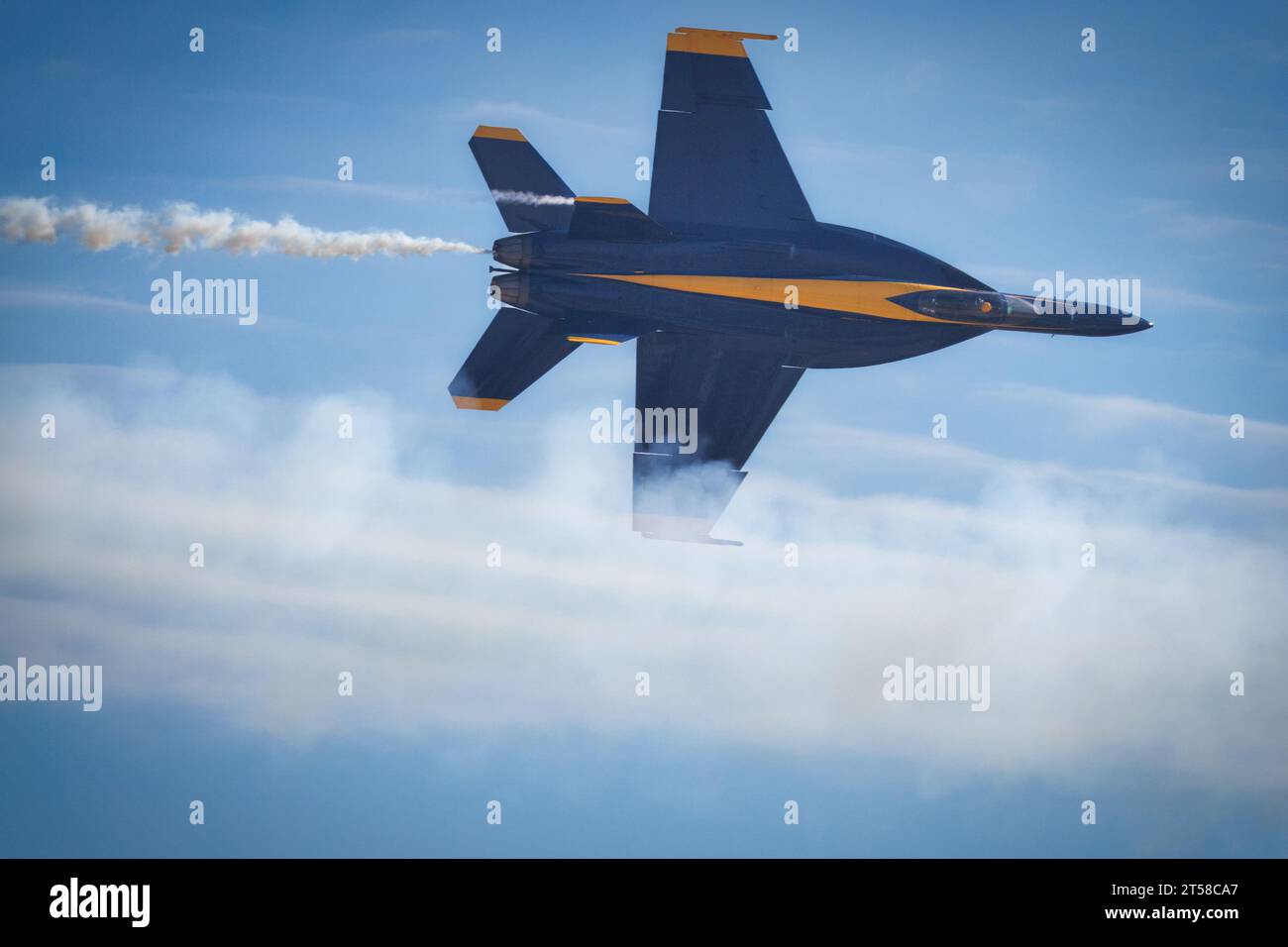 Ein Pilot der US Navy mit den Blue Angels schwingt über der amerikanischen Airshow 2023 in Miramar, Kalifornien. Stockfoto