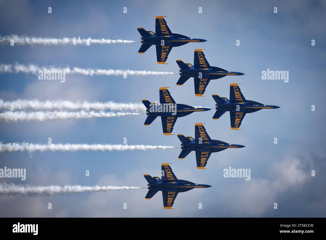 Die Blue Angels der US Navy fliegen auf der amerikanischen Airshow 2023 in Miramar, Kalifornien. Stockfoto