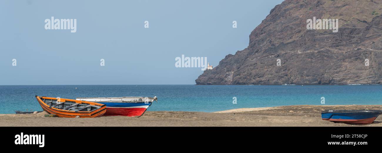 Fischerboote am Schildkrötenstrand von Sao Pedro auf der Insel Sao Vicente, Hintergrund des Leuchtturms, Kap Verde Stockfoto