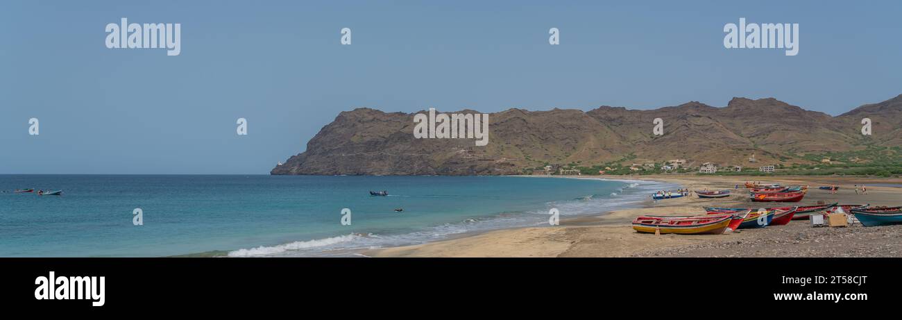 Fischerboote am Schildkrötenstrand von Sao Pedro auf der Insel Sao Vicente, Kap Verde Stockfoto
