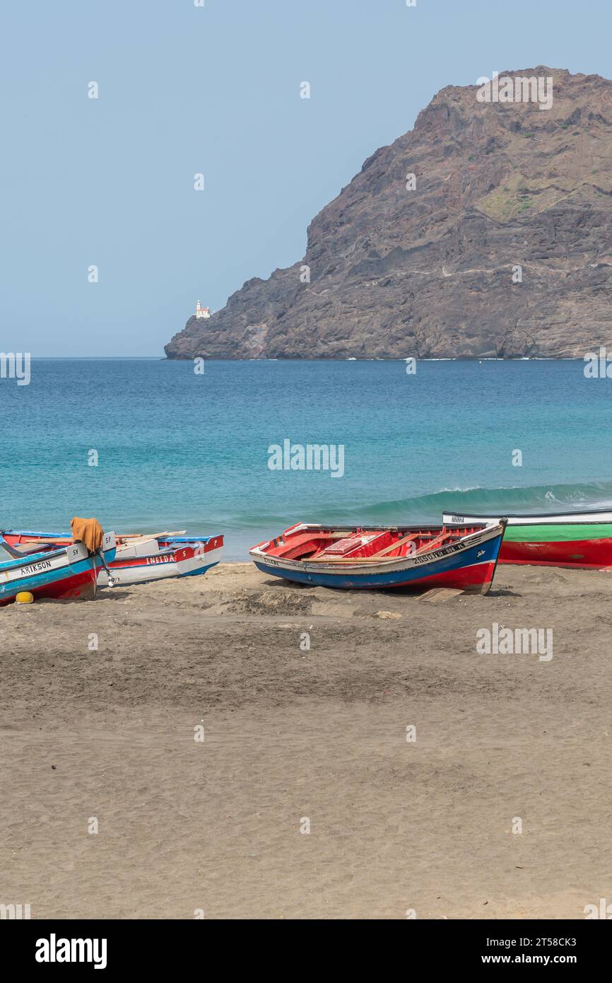 Sao Vicente , Cabo Verde - 08.10.2023: Fischerboote am Schildkrötenstrand von Sao Pedro auf der Insel Sao Vicente, Kap Verde Stockfoto