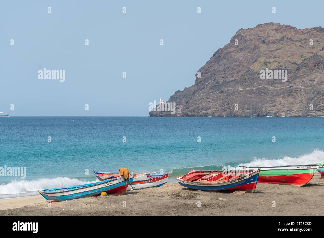 Sao Vicente , Cabo Verde - 08.10.2023: Fischerboote am Schildkrötenstrand von Sao Pedro auf der Insel Sao Vicente, Kap Verde Stockfoto