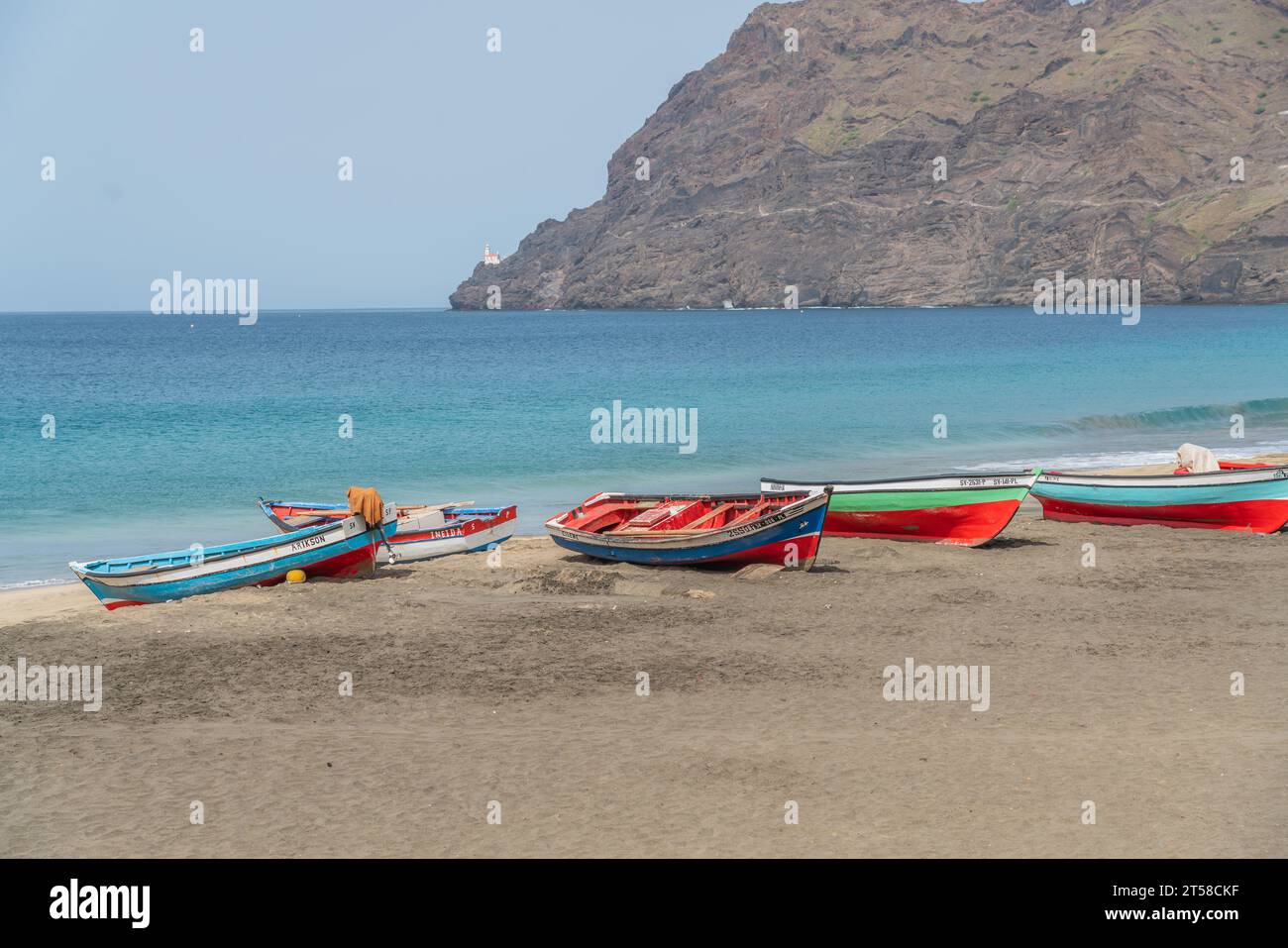 Sao Vicente , Cabo Verde - 08.10.2023: Fischerboote am Schildkrötenstrand von Sao Pedro auf der Insel Sao Vicente, Kap Verde Stockfoto