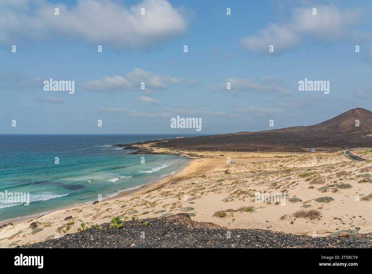 Long Beach mit weißem Sand und türkisfarbenem Meer auf der Insel Sao Vicente, Kap Verde Stockfoto
