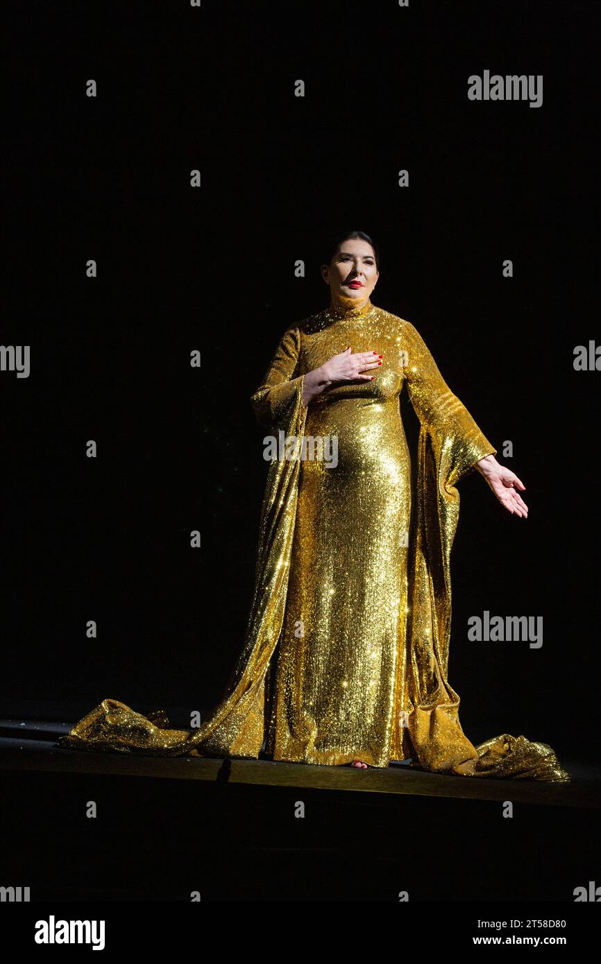 Marina Abramovic (als Maria Callas) in 7 TODESFÄLLEN VON MARIA CALLAS an der English National Opera (ENO), London Coliseum, London WC2 03/11/2023 mit Musik von Marko Nikodijevic Libretto: Petter Skavlan & Marina Abramovic Dirigent: Yoel Gamzou Design: Marina Abramovic & Anna Schoetl Kostüme: Riccardo Tisci für Burberry Beleuchtung: Urs Schoenebaum Filmregisseur: Nabil Elderkin visuelle Intermezzos: Marco Brambilla Regisseur: Marina Abramovic Stockfoto