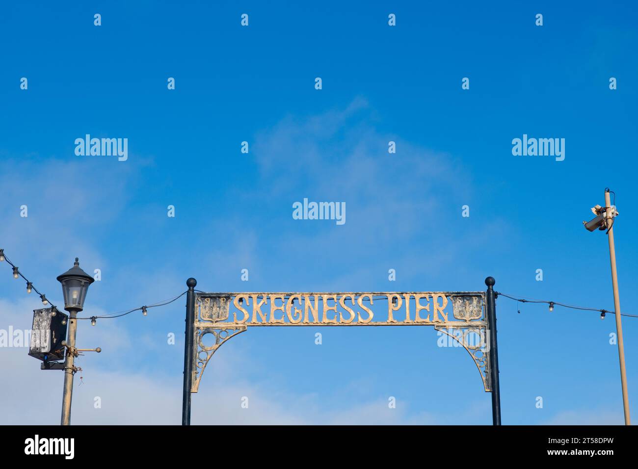Skegness Pier Beschilderung vor einem klaren blauen Himmel Stockfoto