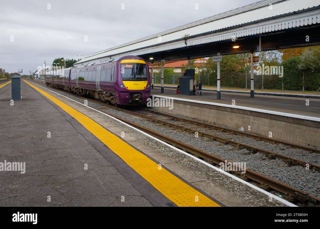 Die East Midlands Railway 3 fährt am Bahnhof Skegness an Stockfoto