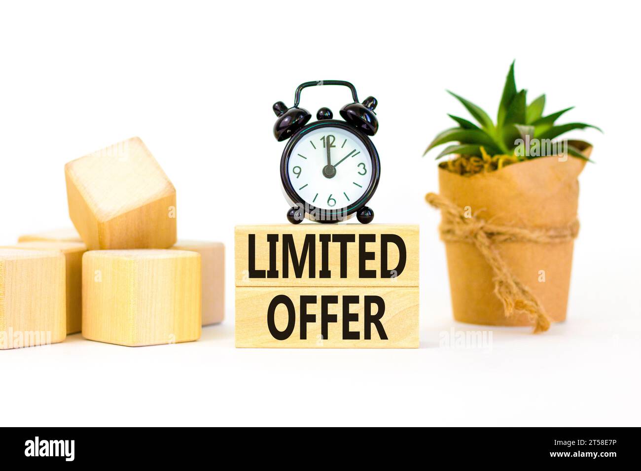 Symbol für begrenztes Angebot. Concept Words begrenztes Angebot für schönen Holzblock. Schöner weißer Tischhintergrund. Schwarzer Wecker. Unternehmensmarketing, Stockfoto