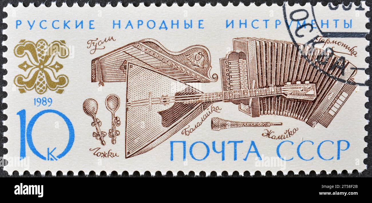 Von der UdSSR gedruckte Briefmarke mit russischen Löffeln, Psalteri, Balalaika, Haleika und Akkordeon, traditionellen Musikinstrumenten Stockfoto