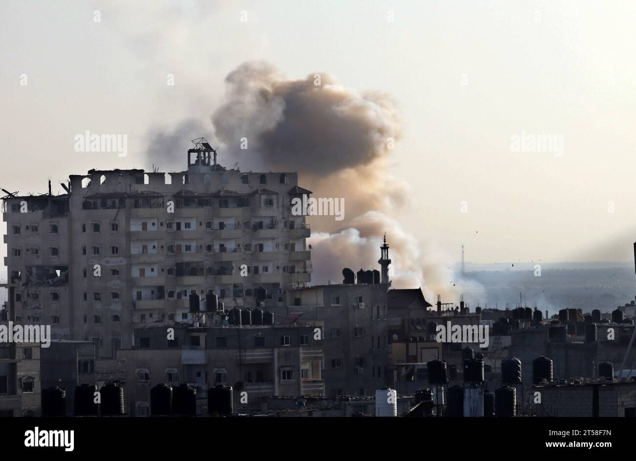 Rafah, Gaza. November 2023. Der Rauch steigt nach dem israelischen Bombardement auf Rafah im südlichen Gazastreifen am 3. November 2023, während der anhaltenden Kämpfe zwischen Israel und den Palästinensern im Gazastreifen. Foto: Ismael Mohamad/UPI Credit: UPI/Alamy Live News Stockfoto