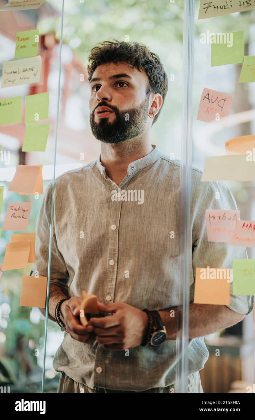 Multirassisches Business Team Brainstorming und Austausch von Ideen in verglasten Büroflächen Stockfoto