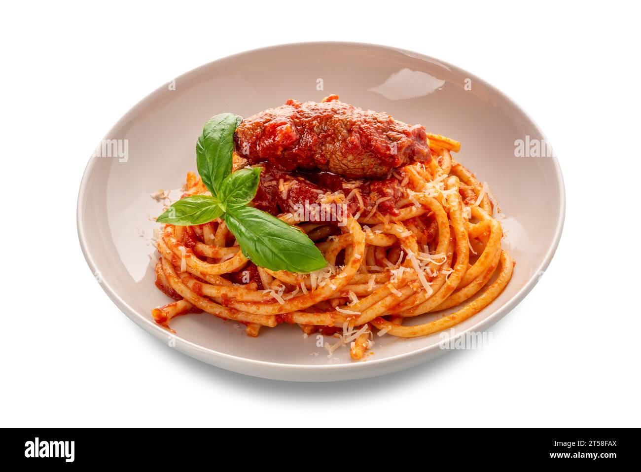 Bucatini-Pasta mit Fleischbrötchen und Tomatensauce, Basilikumblättern und Parmesan in weißer Platte isoliert auf weiß mit Schnittpfad im Preis inbegriffen Stockfoto
