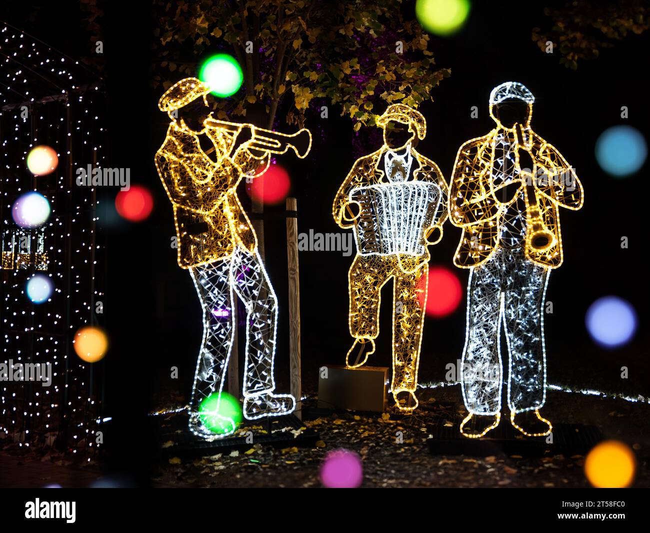 11.01.2023 Budapest Ungarn. Der Lumina Park ist eine Lichtausstellung auf der Insel Margit im Palatinus-Strand. Das Hauptthema ist das 150 Jahre alte B Stockfoto