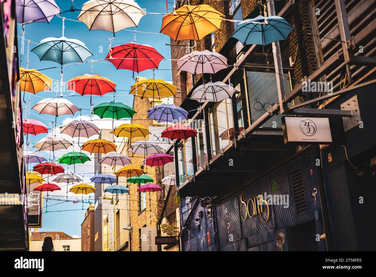 Bunte Regenschirme im Stadtzentrum von Dublin Stockfoto