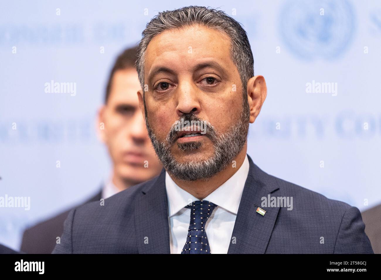 Der Botschafter Libyens, Taher, M. T. Elsonni, spricht am 3. November 2023 im Hauptquartier der Vereinten Nationen in New York während eines Pressegesprächs mit Mitgliedern der Organisation für Islamische Zusammenarbeit Stockfoto