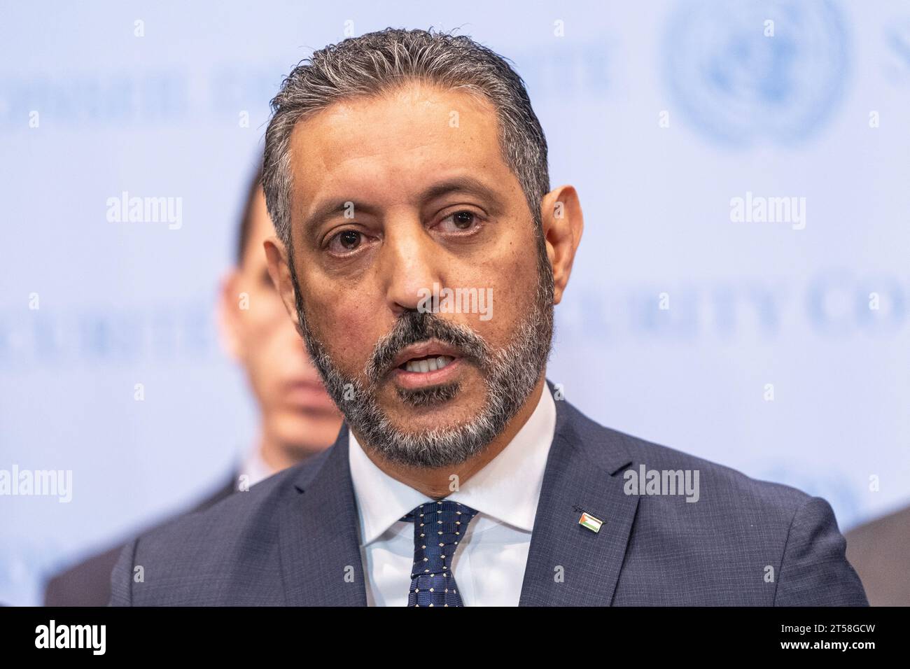 Der Botschafter Libyens, Taher, M. T. Elsonni, spricht am 3. November 2023 im Hauptquartier der Vereinten Nationen in New York während eines Pressegesprächs mit Mitgliedern der Organisation für Islamische Zusammenarbeit Stockfoto