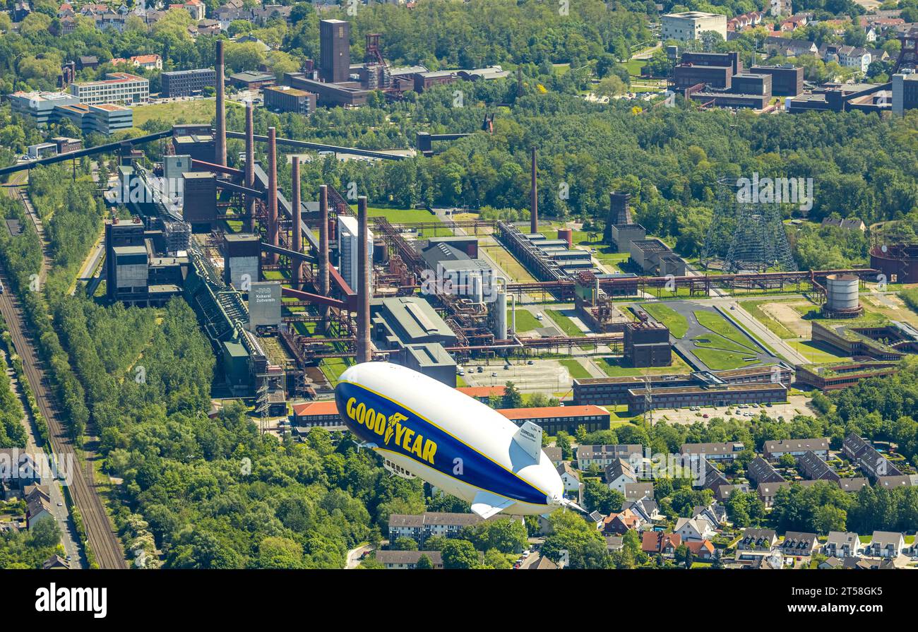 Luftaufnahme, Zeppelin NT Sightseeing Flug über Essen, Zollverein Kokerei, Weltkulturerbe, Stoppenberg, Essen, Ruhrgebiet, Nord Rh Stockfoto