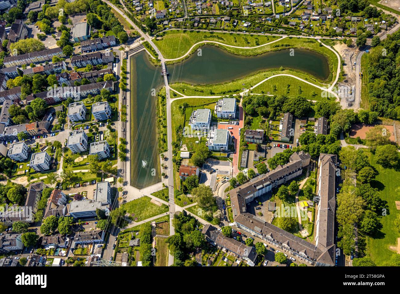 Luftaufnahme, Niederfeldsee und Fahrradbrücke, RuhrRadschnellweg RS 1, neues Wohngebiet Holtener Straße, Altendorf, Essen, Ruhrgebiet, Nordrhein- Stockfoto