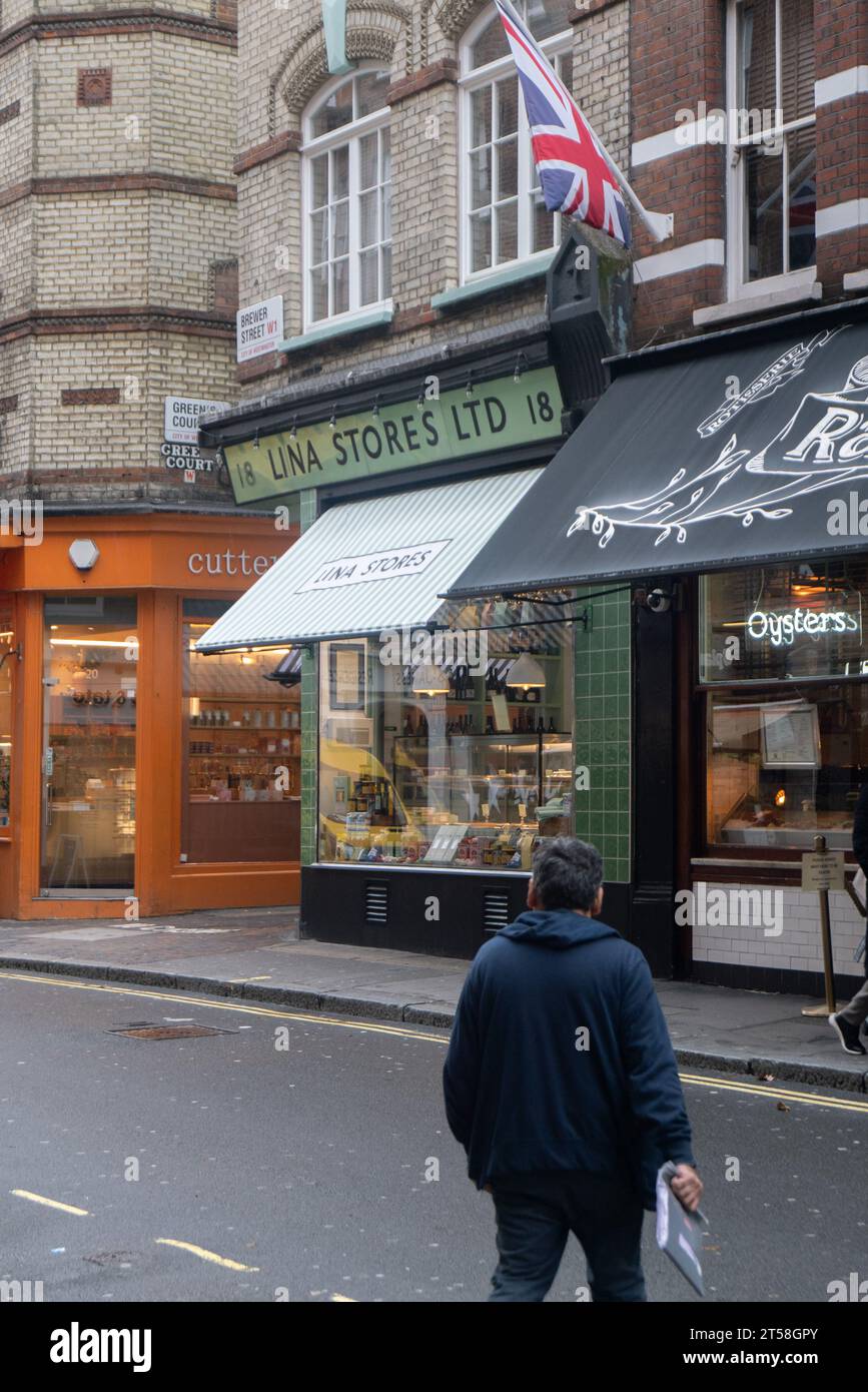 London, England. Ein italienischer Deli namens Lina Stores Ltd. In der Brewer Street in Soho in Central London, England, am 2. November 2023. Kredit: SMP Neu Stockfoto