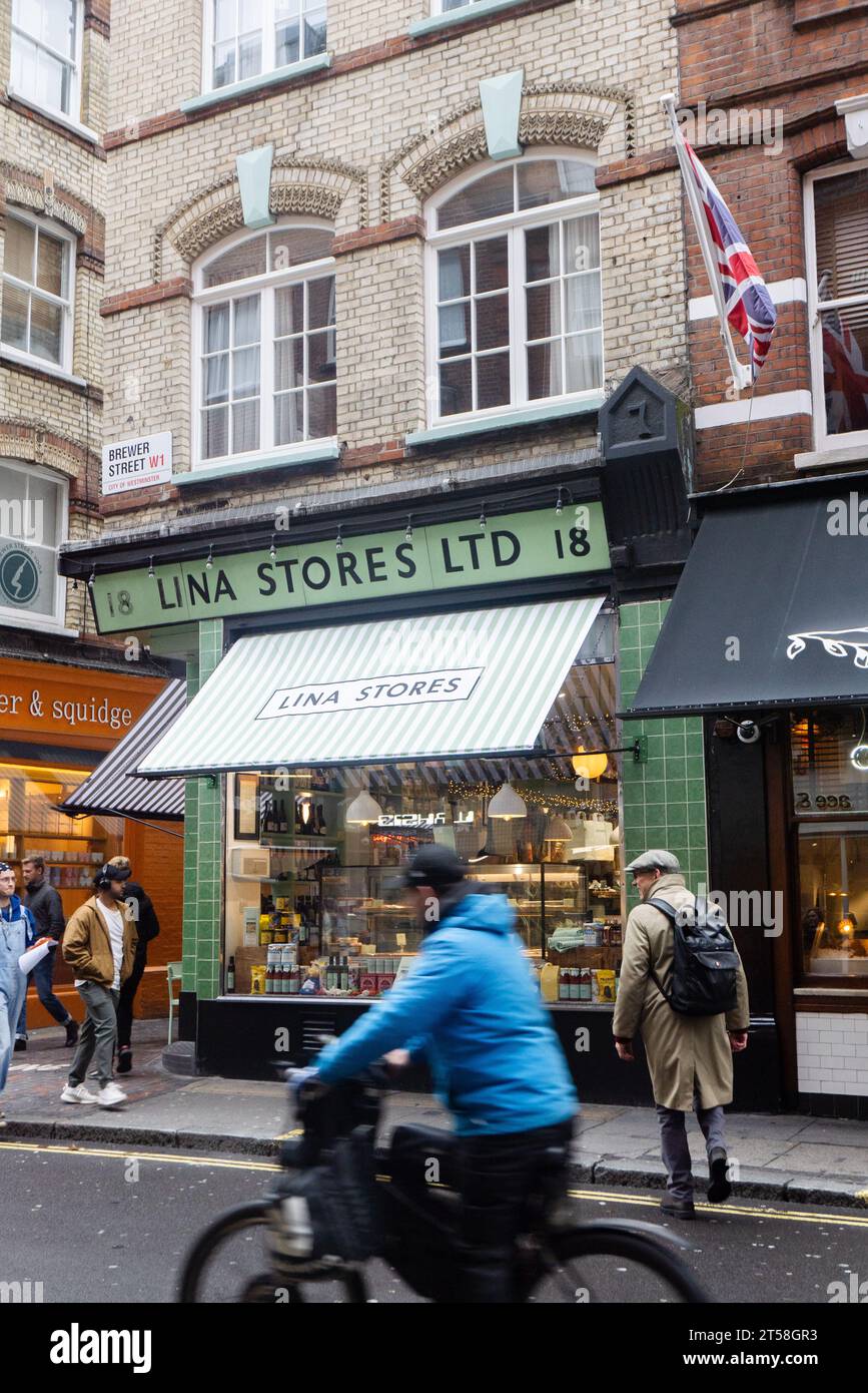 London, England. Ein italienischer Deli namens Lina Stores Ltd. In der Brewer Street in Soho in Central London, England, am 2. November 2023. Kredit: SMP Neu Stockfoto