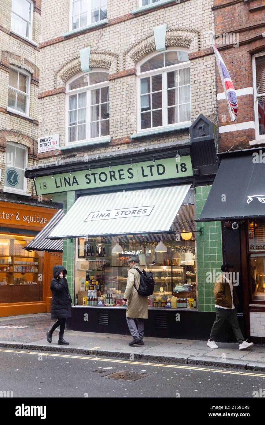 London, England. Ein italienischer Deli namens Lina Stores Ltd. In der Brewer Street in Soho in Central London, England, am 2. November 2023. Kredit: SMP Neu Stockfoto