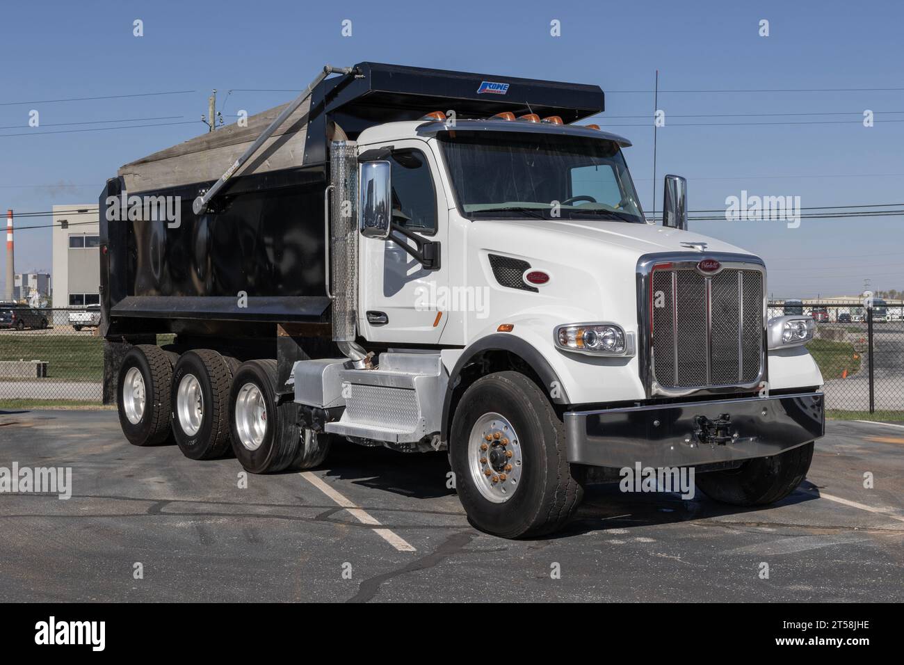 Indianapolis - 2. November 2023: Ausstellung des Peterbilt Semi Dump Trucks in einem Händlerbetrieb. Peterbilt gehört PACCAR Trucks. Stockfoto