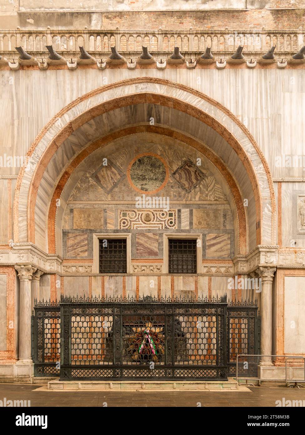 Architektonische Details eines Gewölbes auf dem Markusplatz in Venedig, Italien. Stockfoto