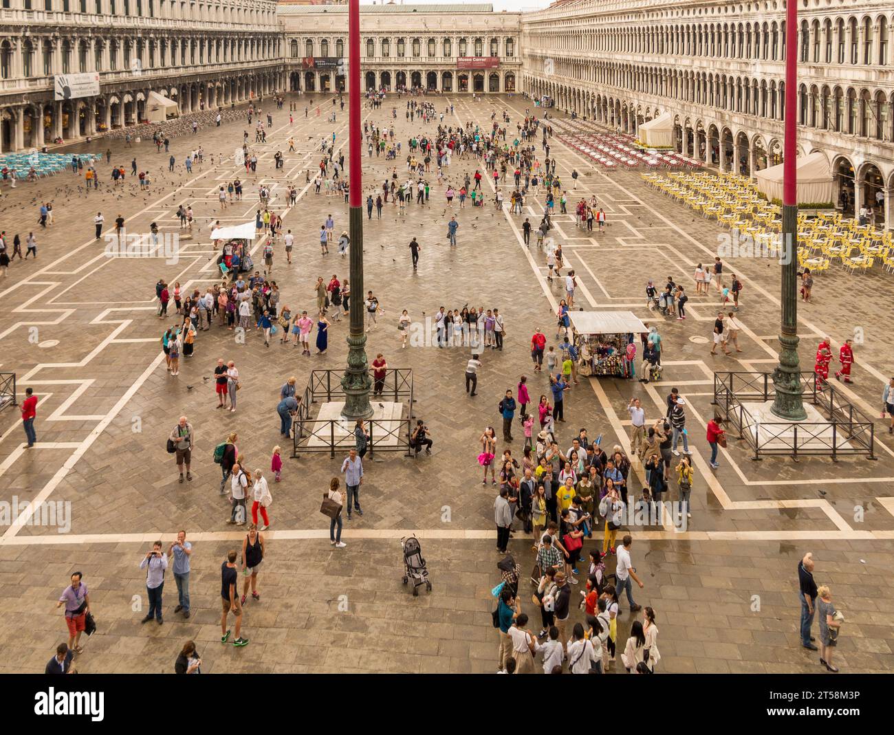 Blick auf St.. Markusplatz in Venedig, Italien vom Balkon der Basilika. Eine Menge Touristen ist auf dem Platz anwesend. Stockfoto