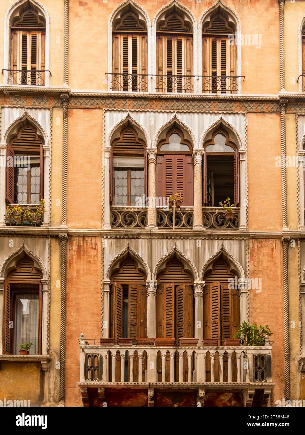 Fenster und Balkone typisch für venezianische Häuser. Stockfoto