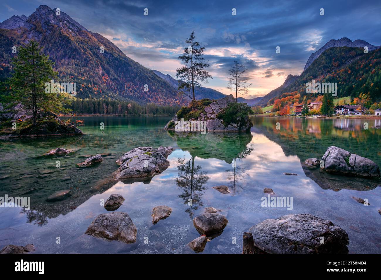 Hintersee, Bayerische Alpen, Deutschland. Landschaftsbild des Hintersees in Südbayern bei schönem Herbstuntergang. Stockfoto