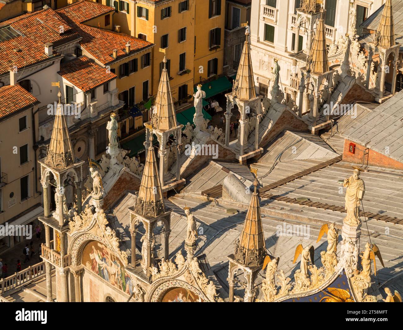 Teil des Daches der St. Markusdom in Venedig aus der Vogelperspektive. Stockfoto