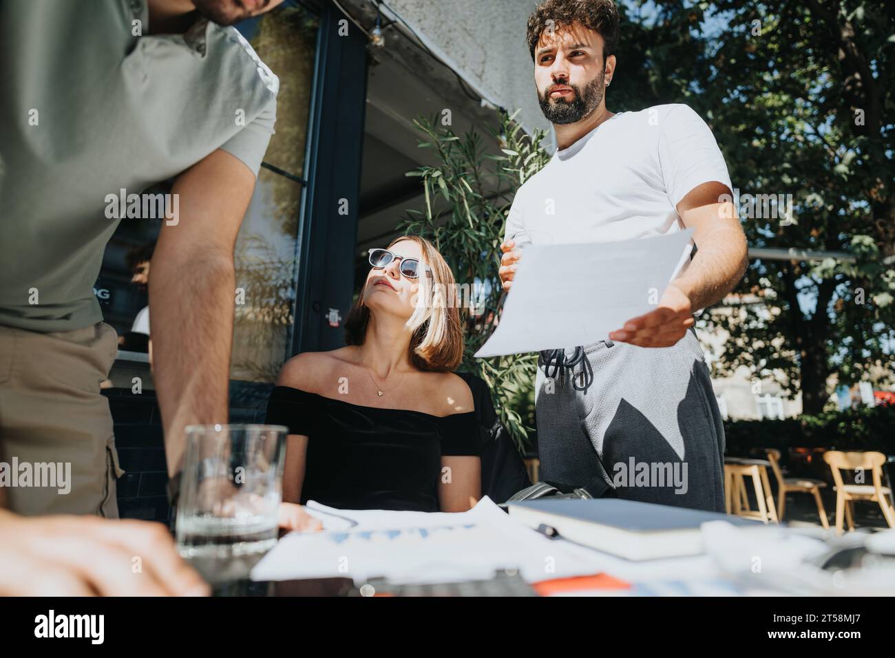 Erfolgreiches Business Team diskutiert Vertriebsstrategie in Urban City Stockfoto