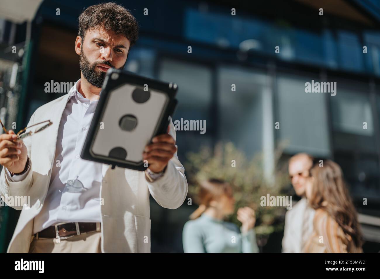 Das städtische Business-Team diskutiert Markttrends und arbeitet an der Marketingstrategie für globale Expansion zusammen Stockfoto