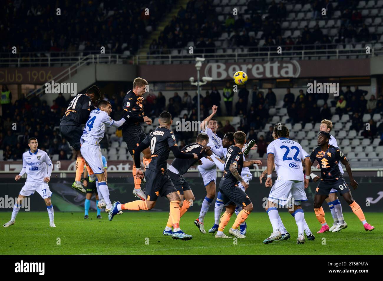 David Zima vom Torino FC erzielte während des Fußballspiels Coppa Italia zwischen Torino FC und Frosinone Calcio ein Tor aus einem Kopfball. Stockfoto