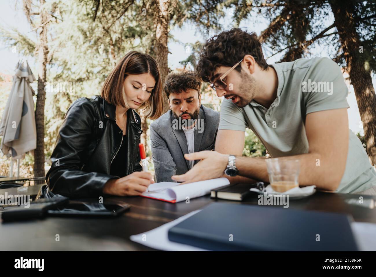 City Area Business Team Diskutiert Innovationsstrategien Stockfoto