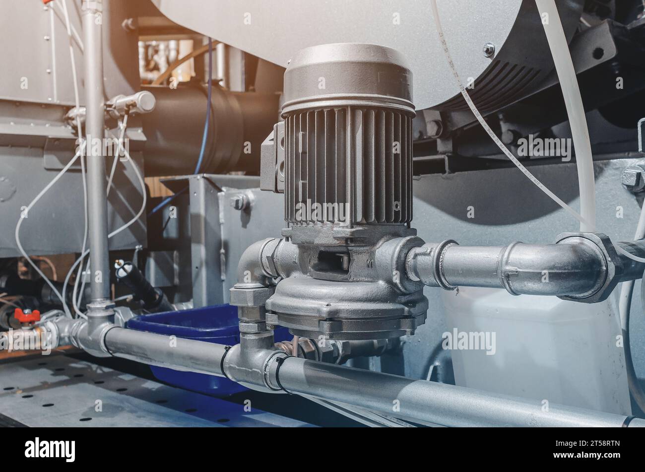 Produktionsanlagen in der chemischen Reinigung. Rückansicht der Rohre der Industrieanlage. Stockfoto