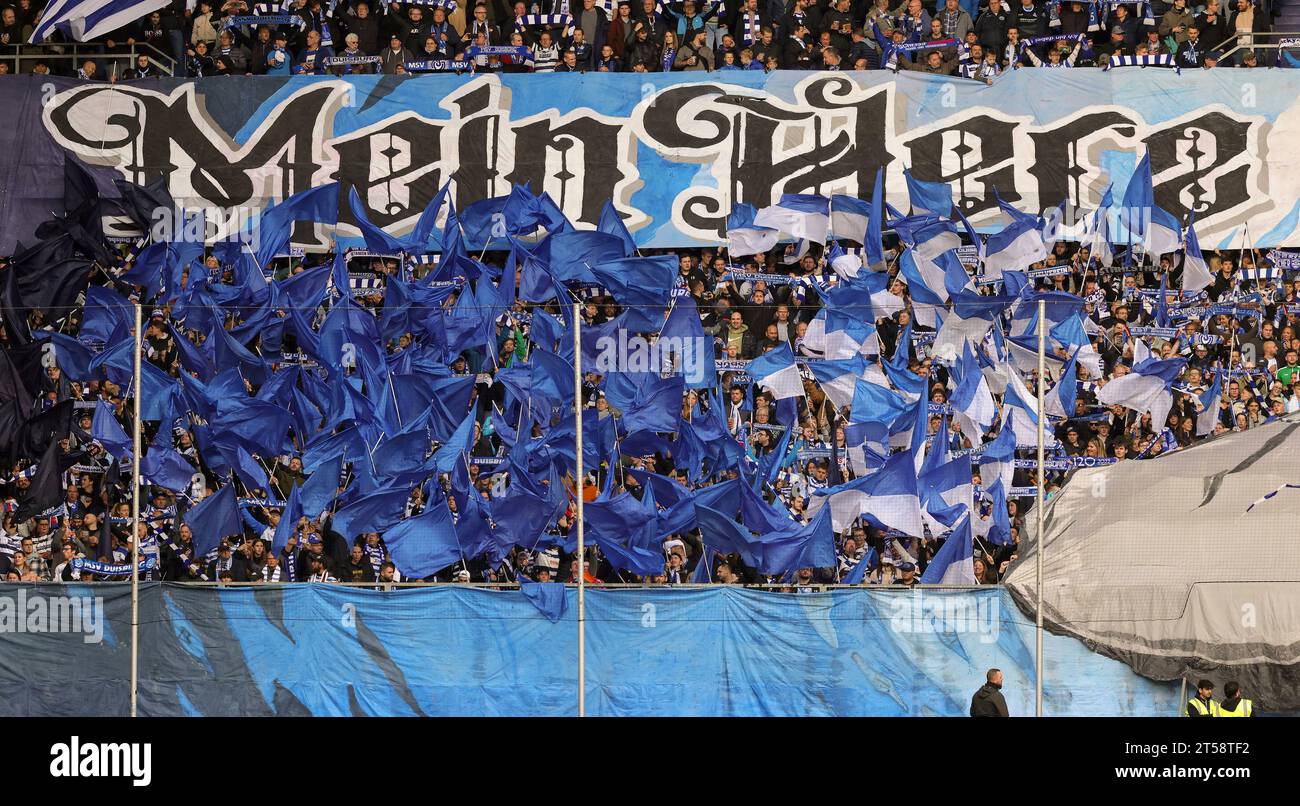 Essen, Deutschland. Oktober 2023. firo: 28. Oktober 2023 Fußball, Fußball, Herren 3. Liga 3. Liga MSV Duisburg - RWE RW Essen 1:2 MSV Fans Flag Einleger My Heart Credit: dpa/Alamy Live News Stockfoto