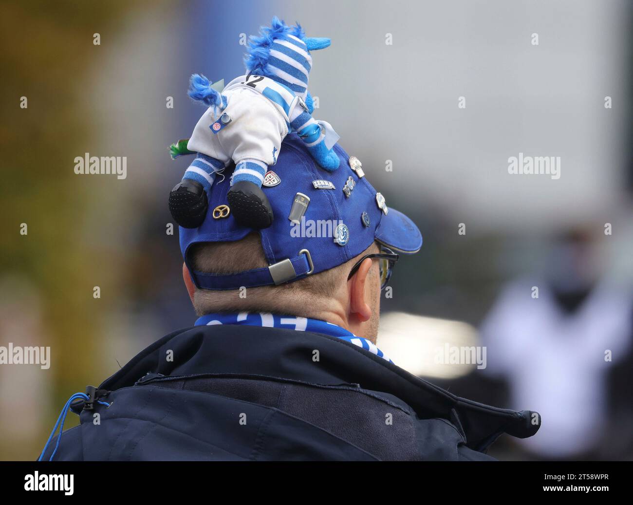 Essen, Deutschland. Oktober 2023. firo: 28. Oktober 2023 Fußball, Fußball, Herren 3. Liga 3. Liga MSV Duisburg - RWE RW Essen Fan Mascot auf Hut Enatz Ennatz Backer Hintergrund Feature Credit: dpa/Alamy Live News Stockfoto