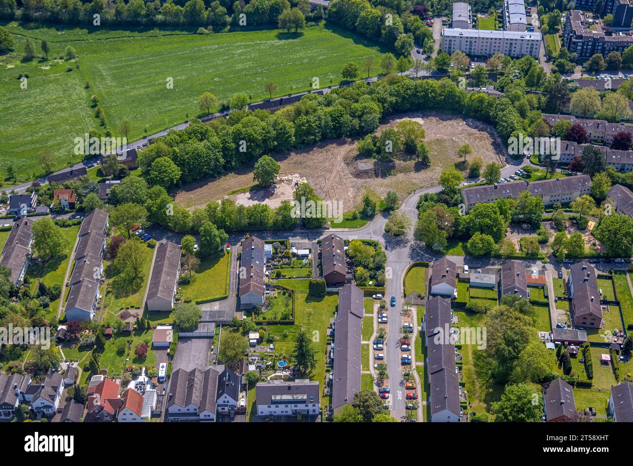 Luftaufnahme, Baustelle mit Abriss von Schulen, geplanter Wohnneubau zwischen Westender Weg und am Berge, Westende, Herdecke, Ru Stockfoto