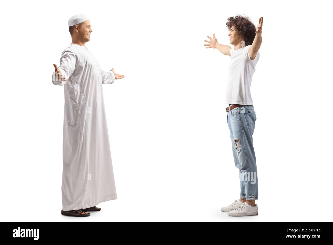 Ein muslimischer Mann trifft einen christlichen Freund isoliert auf weißem Hintergrund Stockfoto