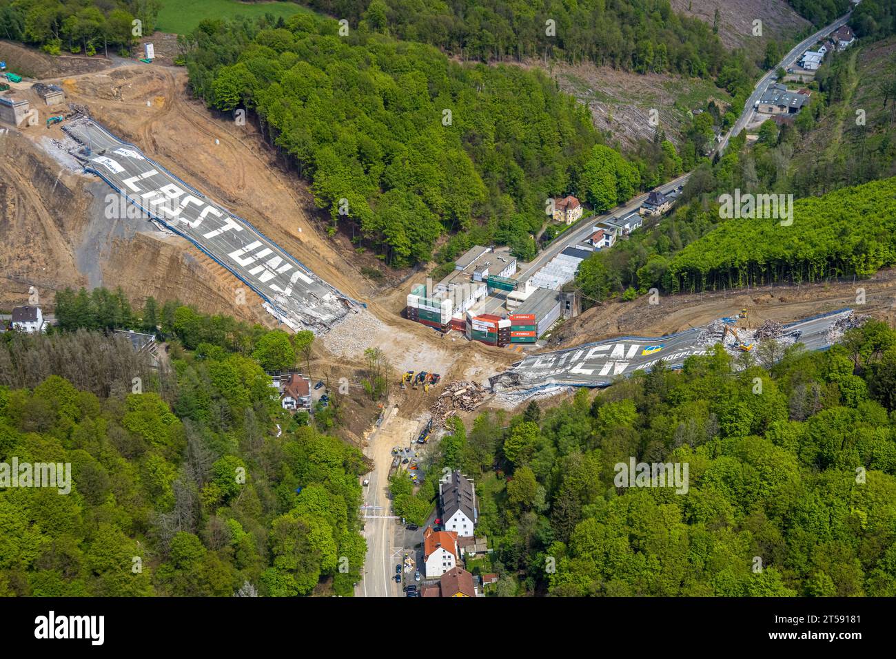 Luftbild, gesprengte Autobahnbrücke Rahmede bei Lüdenscheid, Sanierungsarbeiten und Schadensbeurteilung, Lüdenscheid, Sauerland, Nordrhein-Westfalen, G Stockfoto