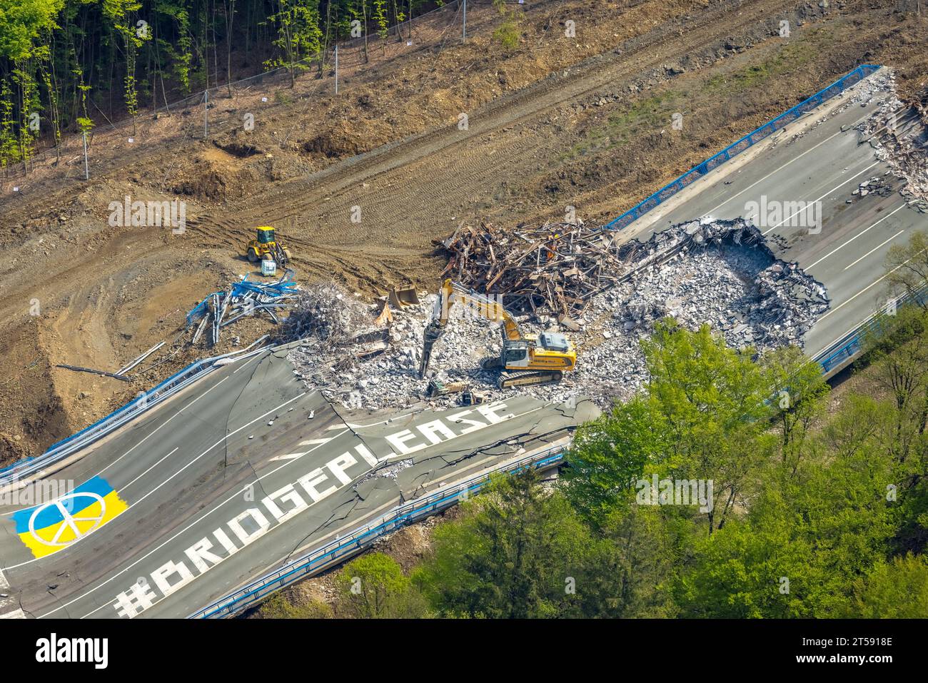 Luftbild, gesprengte Autobahnbrücke Rahmede bei Lüdenscheid, Sanierungsarbeiten und Schadensbeurteilung, Lüdenscheid, Sauerland, Nordrhein-Westfalen, G Stockfoto