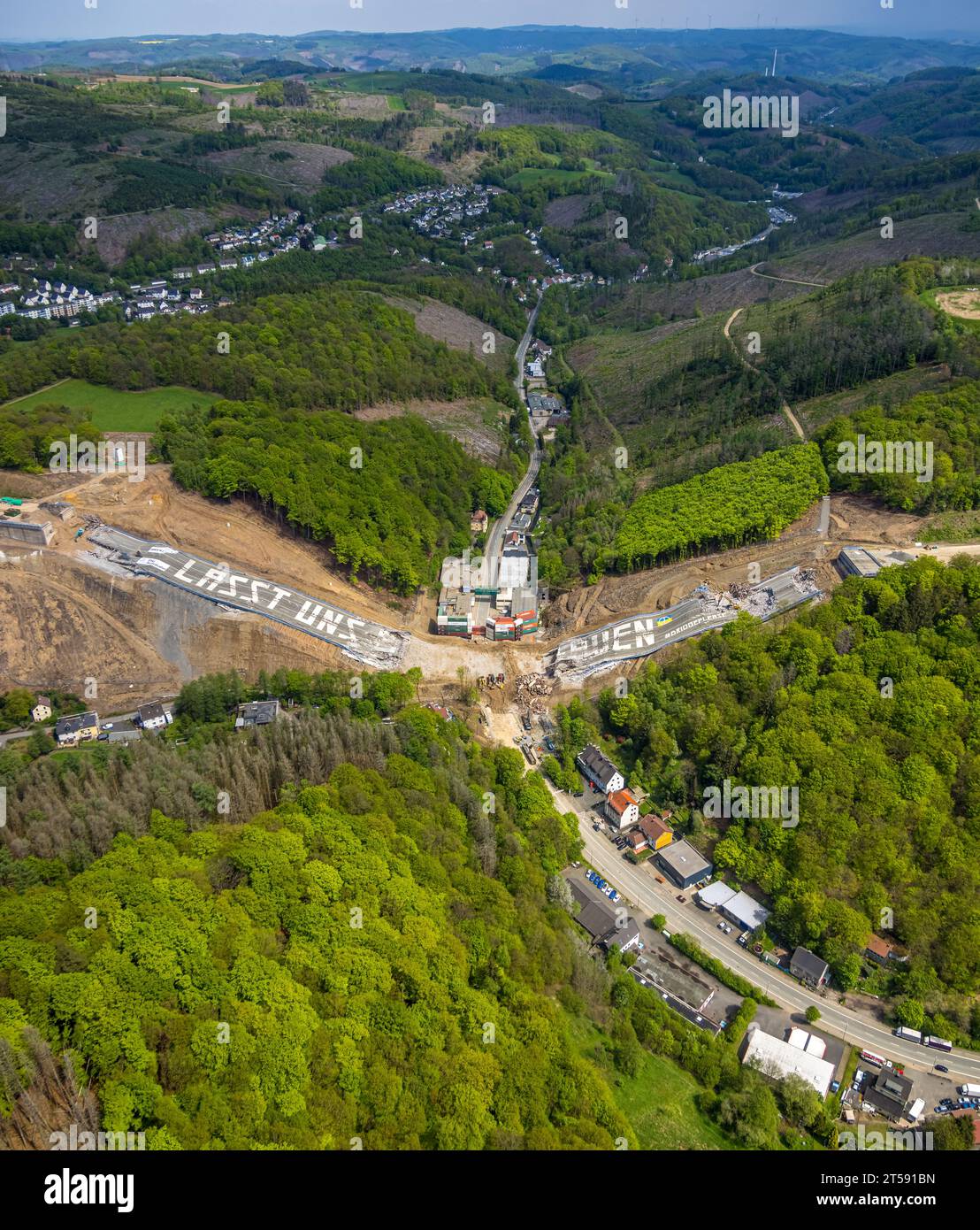 Luftbild, gesprengte Autobahnbrücke Rahmede bei Lüdenscheid, Sanierungsarbeiten und Schadensbeurteilung, Lüdenscheid, Sauerland, Nordrhein-Westfalen, G Stockfoto