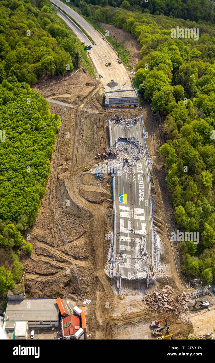Luftbild, gesprengte Autobahnbrücke Rahmede bei Lüdenscheid, Sanierungsarbeiten und Schadensbeurteilung, Lüdenscheid, Sauerland, Nordrhein-Westfalen, G Stockfoto