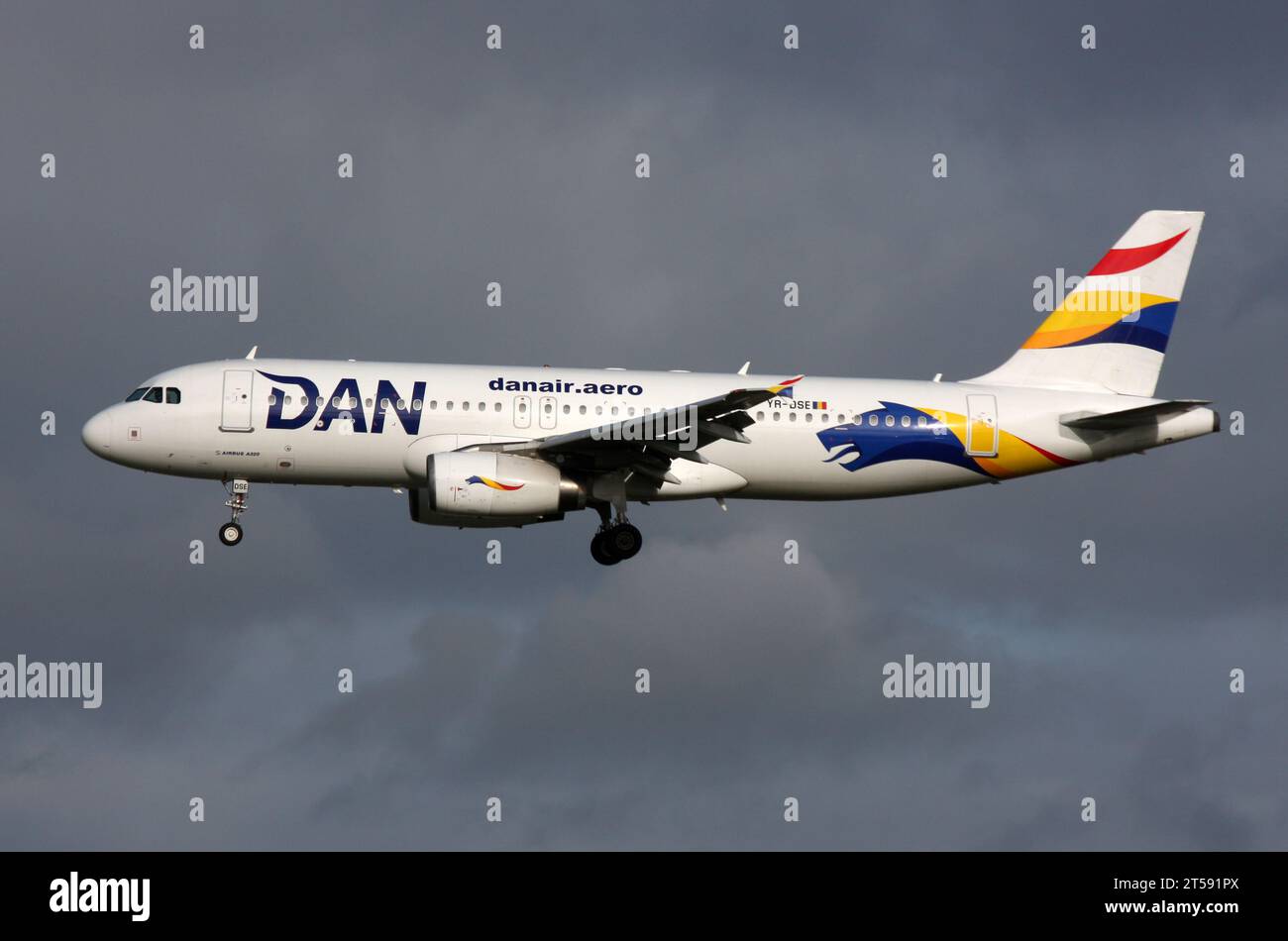 Ein Airbus A320 von Dan Air nähert sich London Gatwick von Brasov an Stockfoto