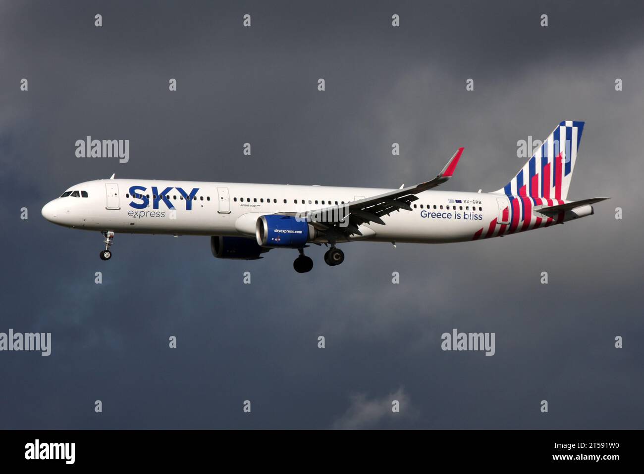 Ein Airbus A321NEO von SkyExpress nähert sich dem Flughafen London Gatwick an Stockfoto