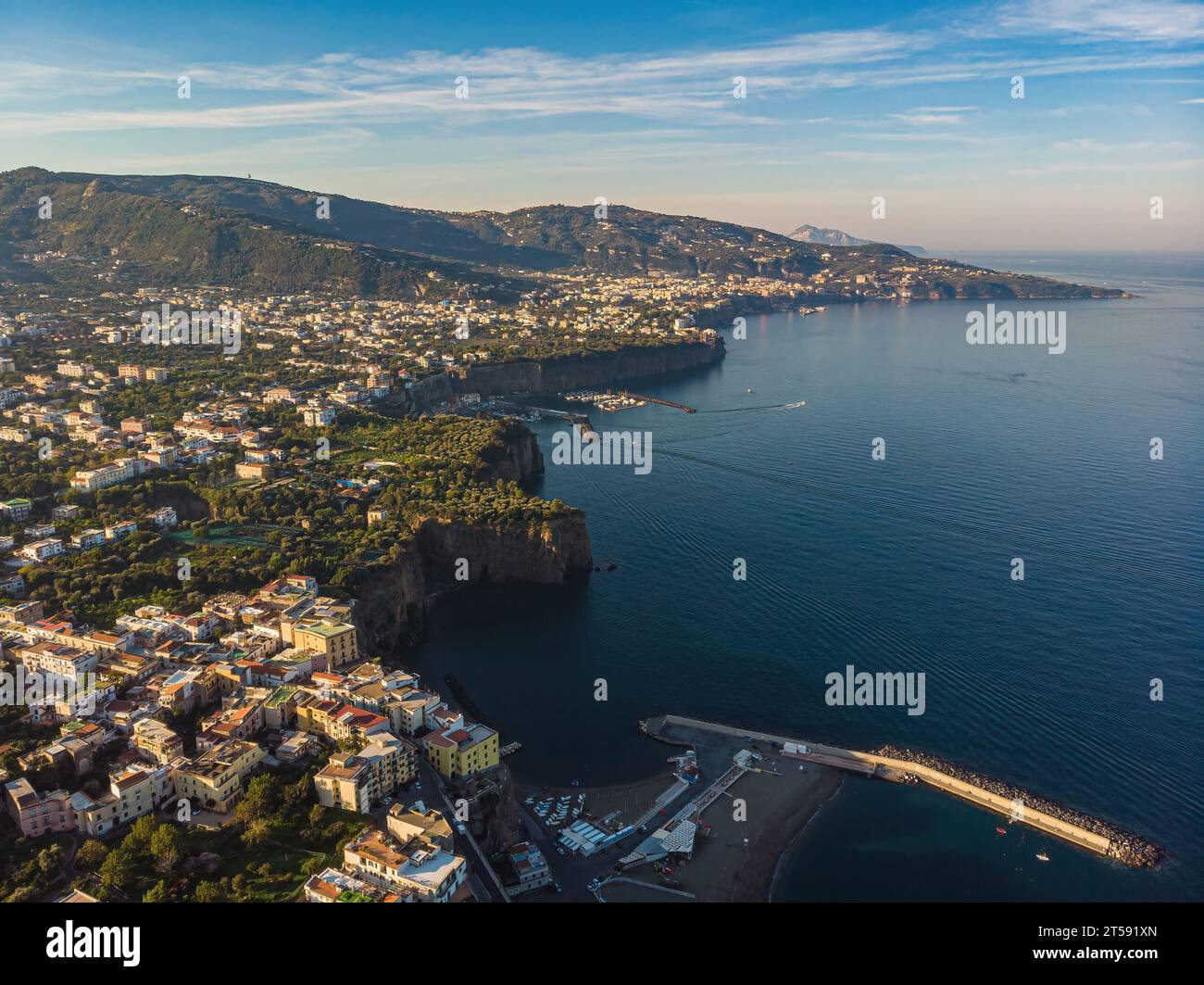 Atemberaubender Sommerblick von der fliegenden Drohne von Meta, Comune in der Metropolitan City von Neapel, Region Kampanien, Italien, Europa. Wundervolle Meereslandschaft der Medite Stockfoto