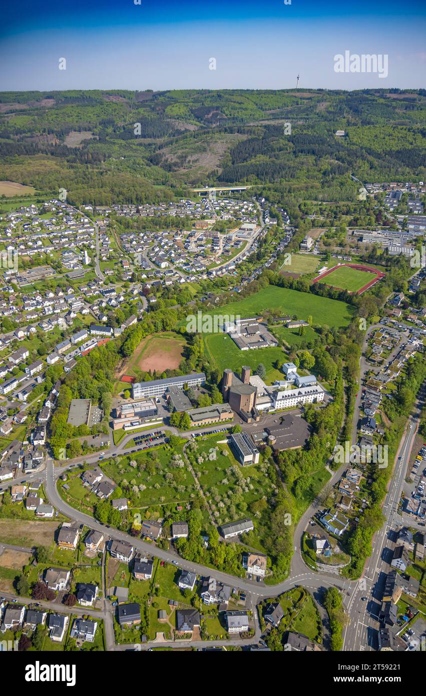 Aus der Vogelperspektive, Kloster Königsmünster, Benediktinergymnasium, Meschede Town, Meschede, Sauerland, Nordrhein-Westfalen, Deutschland, Bildung, DE, Euro Stockfoto