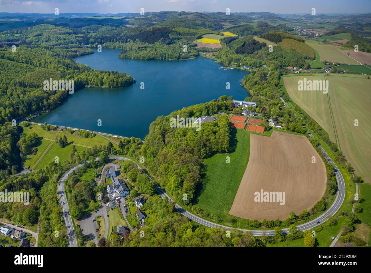 Luftaufnahme, Hennesee-Staudamm, Stausee im Arnsberger Wald, Welcome Hotel Meschede/Hennesee, Berghausen, Meschede, Sauerland, Nordrhein-Westfalen, Stockfoto